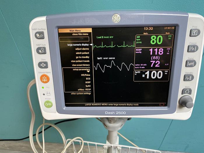 Gebraucht GE Dash 2500 Patientenmonitor auf Trolley mit Zubehör