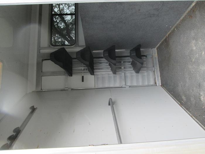 Used 2009 Sundowner 3 Slant Horse Trailer