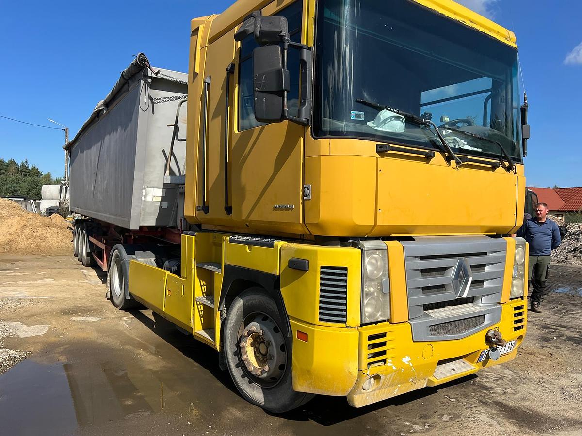 Used 2001 RENAULT MAGNUM 440, mack engine, manual gear