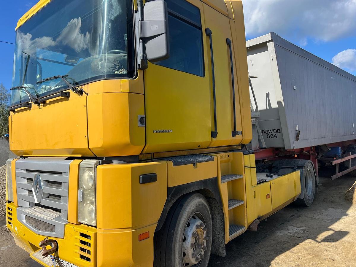 Used 2001 RENAULT MAGNUM 440, mack engine, manual gear