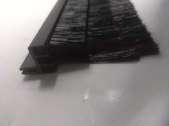 Usado Tiras de cepillo 2VE = 4m, DK 7825.375, Rittal, nuevo -70%