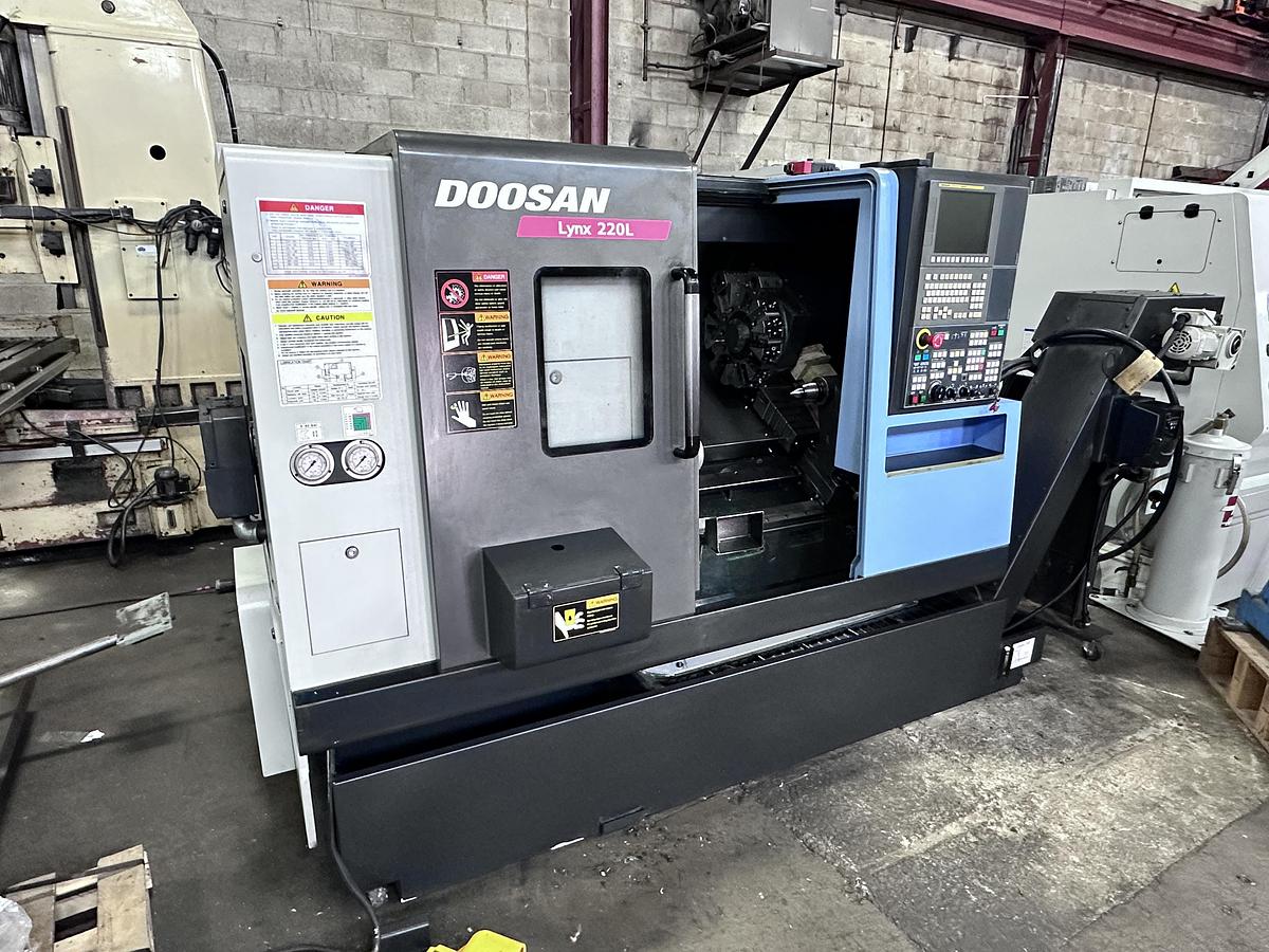 Used DOOSAN, MODEL LYNX 220LC, 2015, CNC LATHE