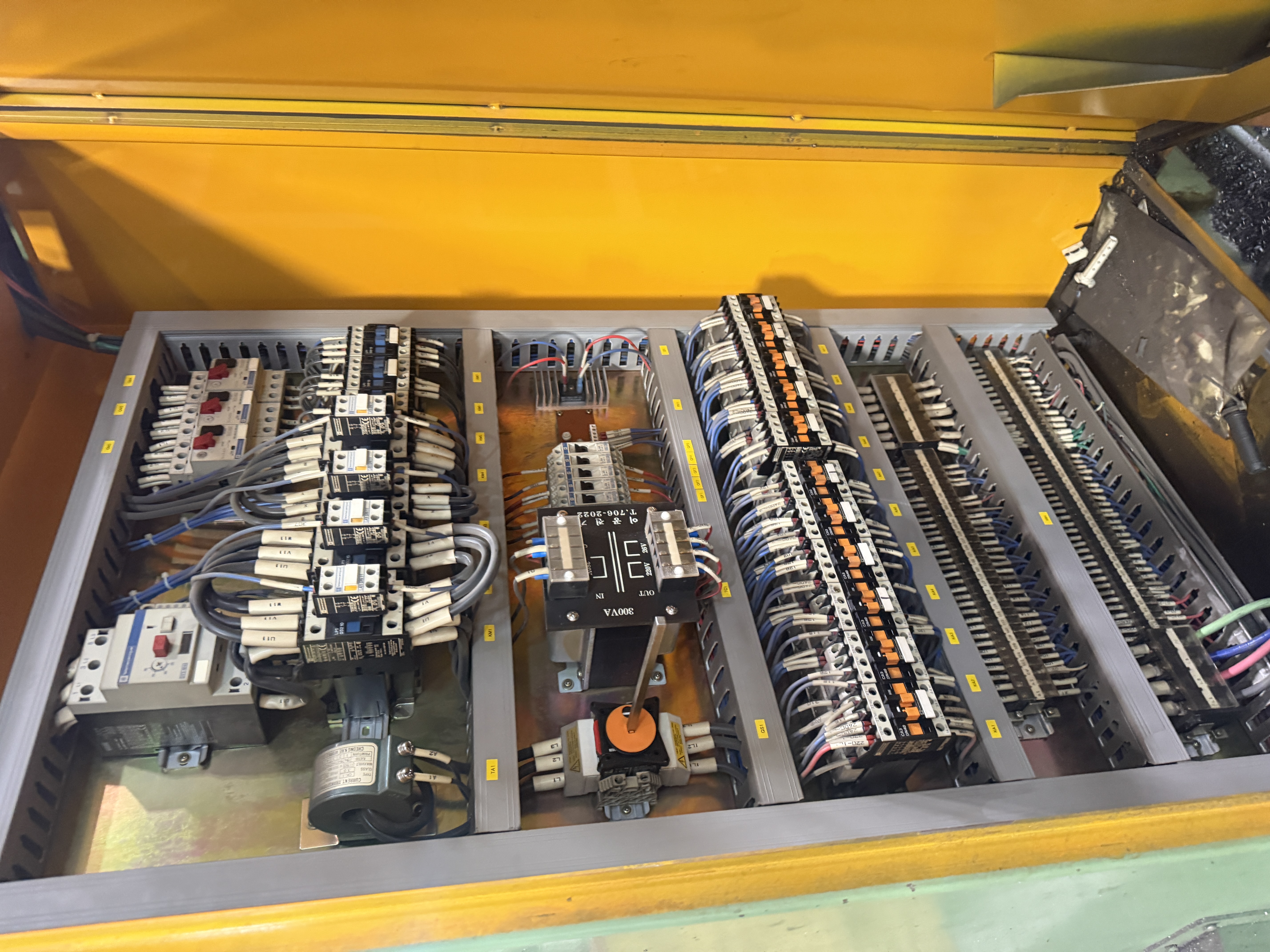 Used 21" X 78" KIHEUNG , MODEL KMB-V-5, VERTICAL MILLING MACHINE