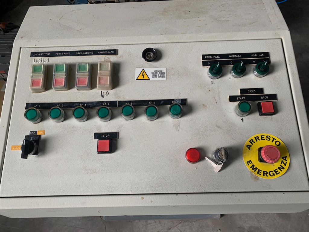 Ricondizionato Mortasatrice automatica Comec, con caricatore, per elementi di lettini per bambini