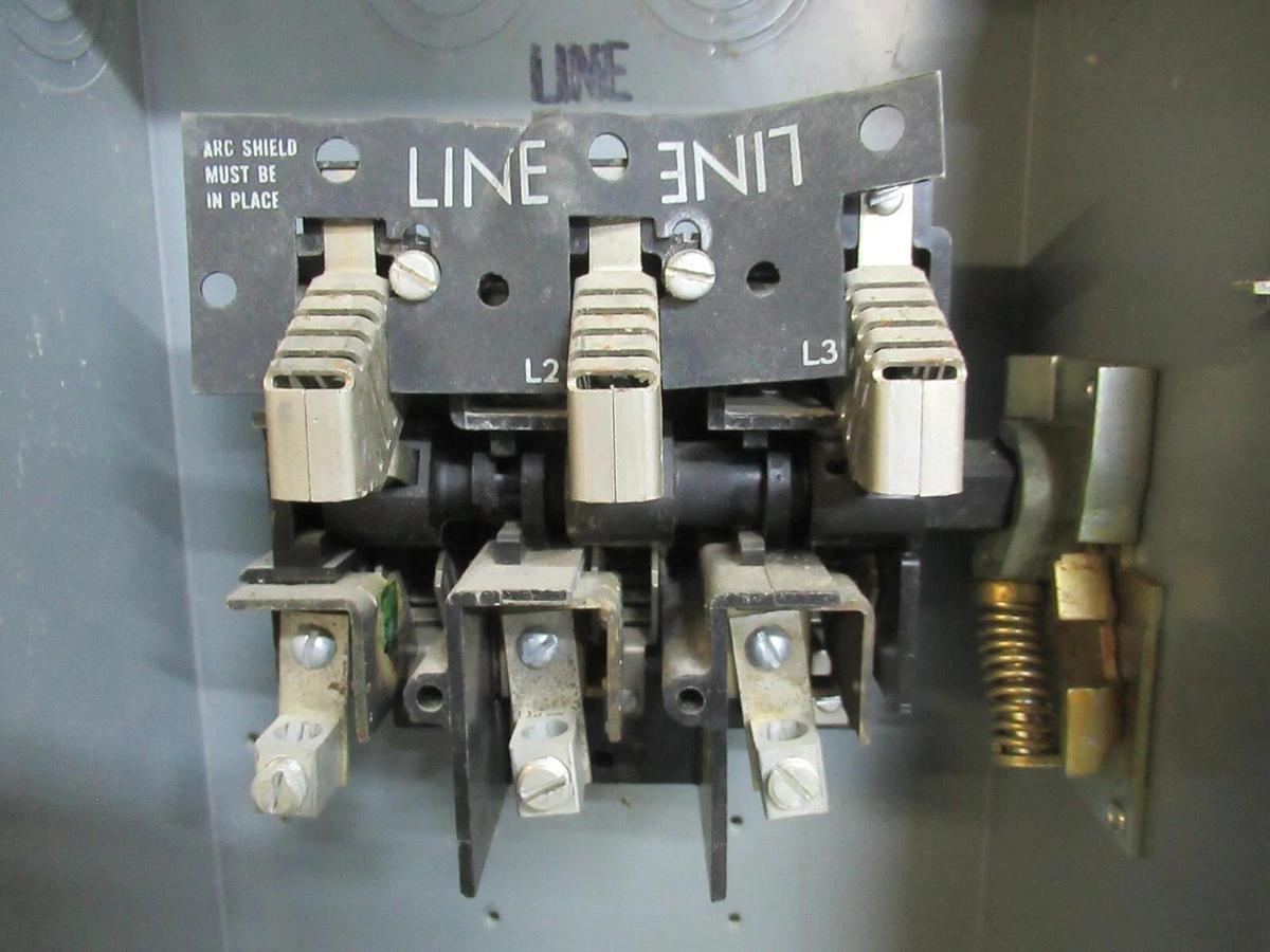 Used GE ENCLOSED SAFETY SWITCH THN3363 MODEL: 2 100 AMP 3-POLE 600 VAC 50 HP