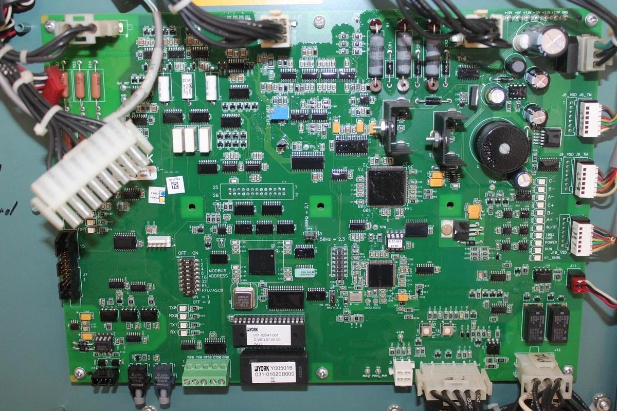 Used YORK CHILLER LIQUID COOLED OPTISPEED DRIVE 371-02526-102 TM-790-K-B12F-46D