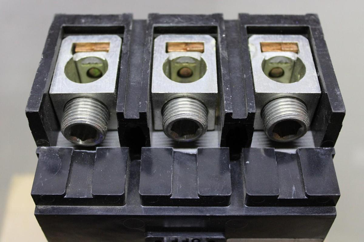 Used SQUARE D CIRCUIT BREAKER Q2L3225H 3-POLE 240 VAC 225 AMP **WARRANTY**