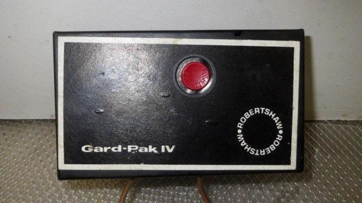 Used Robertshaw 3321-001 Rev F Gard Pak IV Lube Oil Protection Control lot of 3