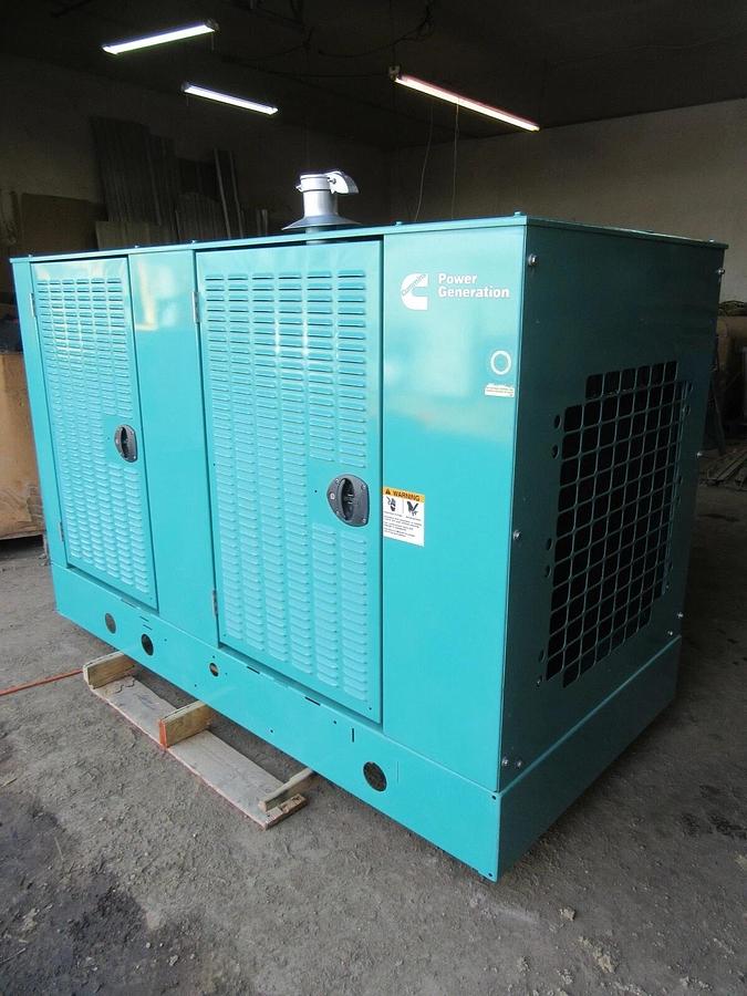 Used 35 KW GENERATOR NATURAL GAS LP PROPANE CUMMINS ONAN 120/240 VOLT 1 PH 332 HRS