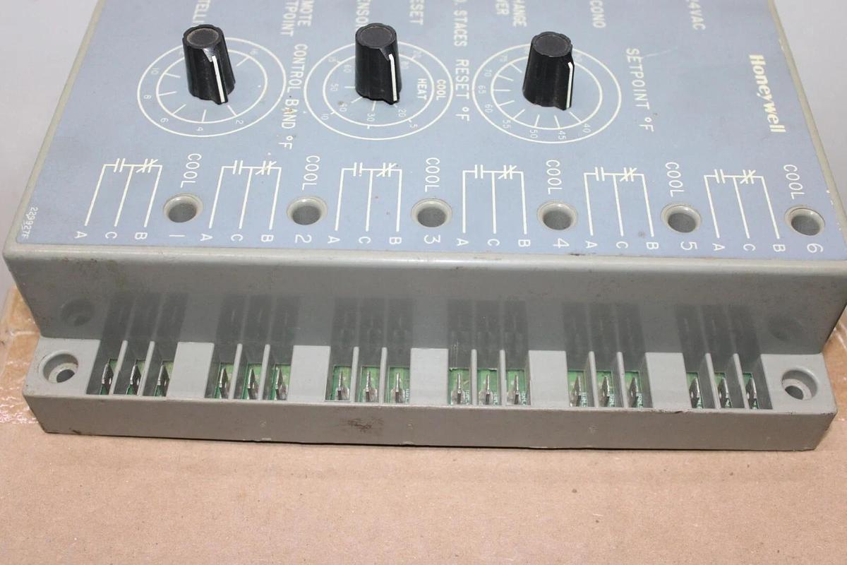 Used HONEYWELL CHILLER CONTROL MODULE 13650306-00 W7900A1014 229927F 24 VOLT 12 VA
