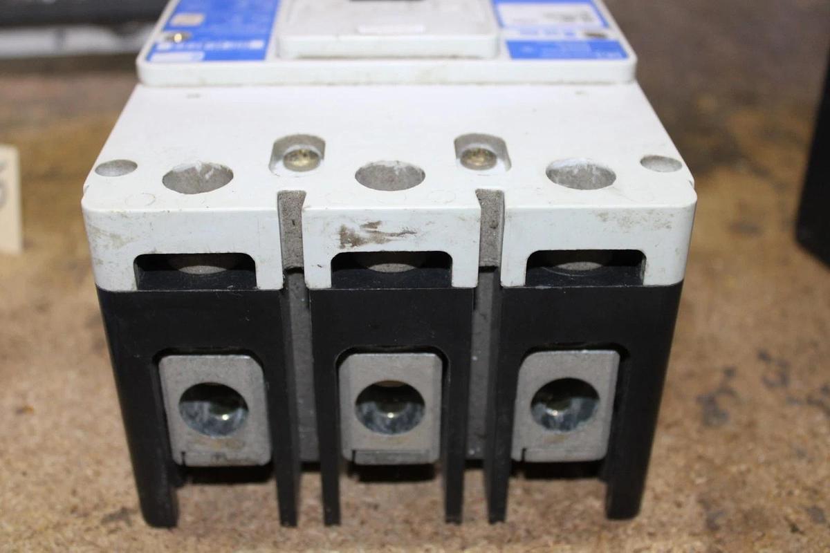 Used CUTLER HAMMER CIRCUIT BREAKER DK3300Z01 300 AMP 3-POLE 240 VAC SINGLE PHASE