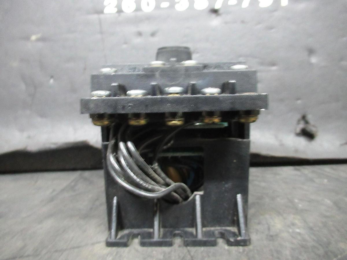 Used EAGLE SIGNAL TIME DELAY RELAY BRE9A6 0-30 MINUTES 120 VAC 10 AMP 1/4 HP