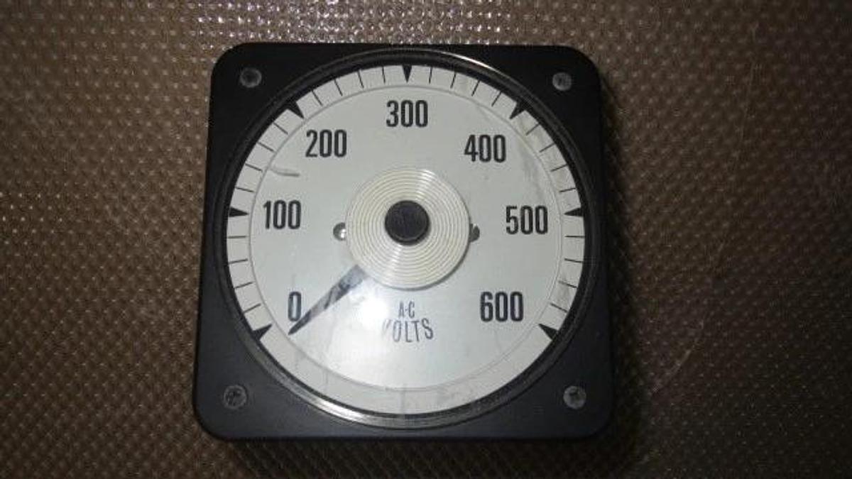 Used CROMPTON AC VOLT METER WITH 250V RANGE AND 600V SCALE MODEL 05GARSSJ