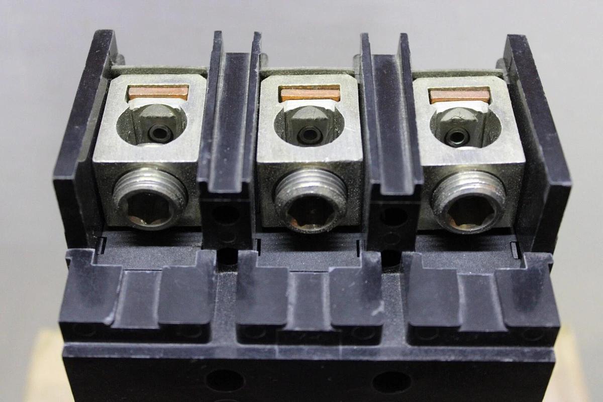 Used SQUARE D CIRCUIT BREAKER Q2L3150H 3-POLE 240 VAC 150 AMP **WARRANTY**