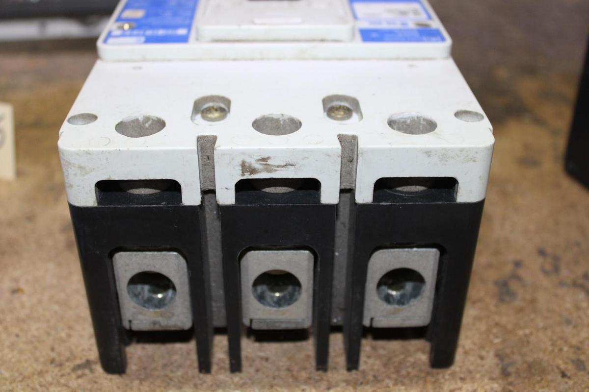 Used CUTLER HAMMER CIRCUIT BREAKER DK3300Z01 300 AMP 3-POLE 240 VAC SINGLE PHASE