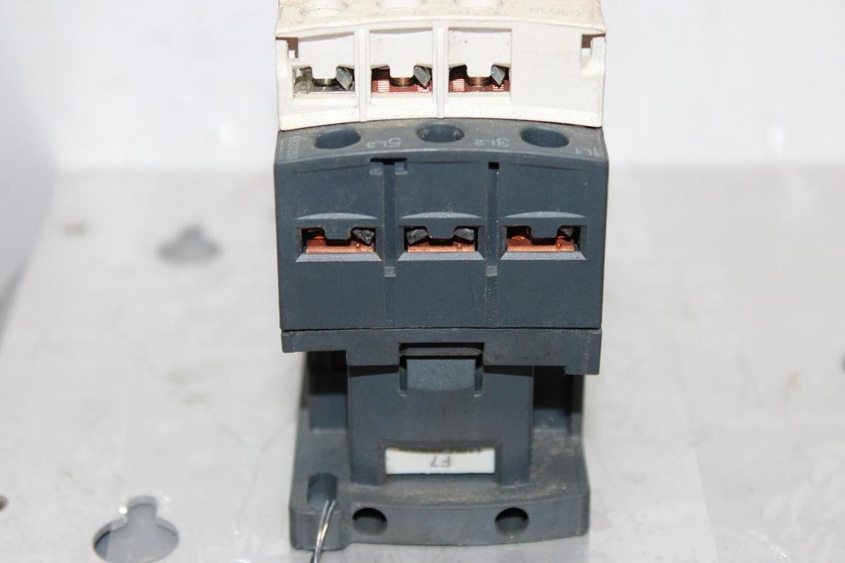 Used SCHNEIDER CONTACTOR LC1D18 32 AMP 600 VAC 3-POLE 3-PHASE 10 KW COIL: 110V