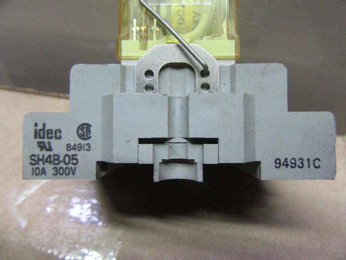Used LOT OF 2 IDEC RELAY RH4B-U 24 VDC W/ SH4B-05 BASE 10 AMP 300 VOLT