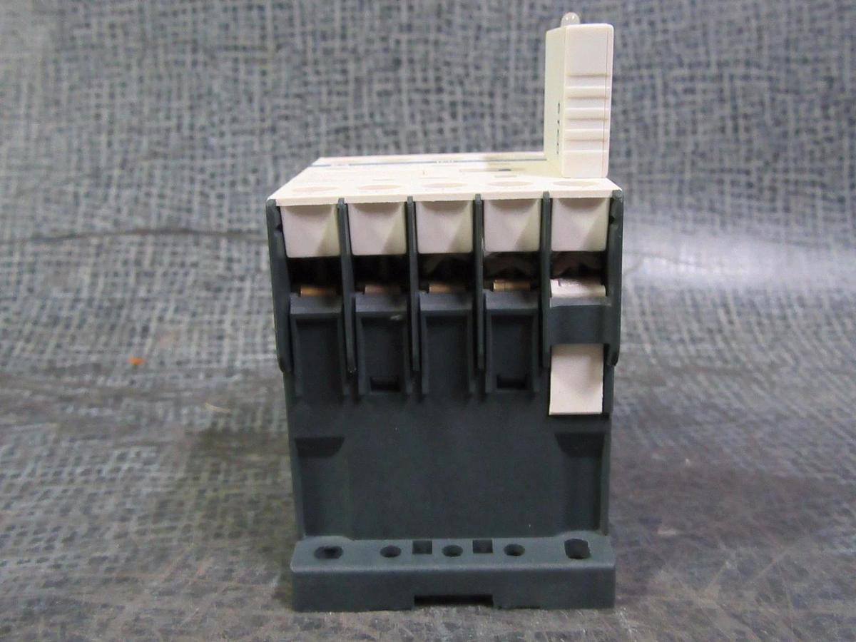 Used SQUARE D TELEMECANIQUE CONTACTOR 15 AMP 600V 110V COIL & LA4KE1FC # LC1K0601F7