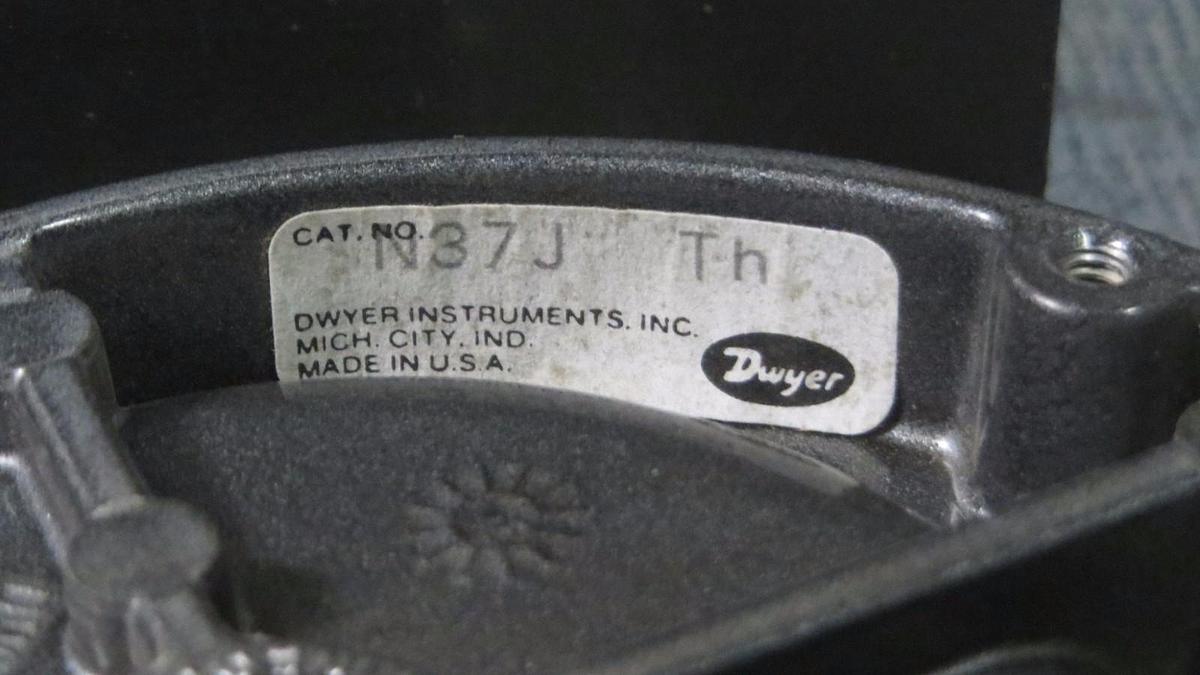 Used DWYER MAGNEHELIC INDICATING TRANSMITTER WATER GAGE & MOUNT 0-3" 25 PSIG N37J-TH
