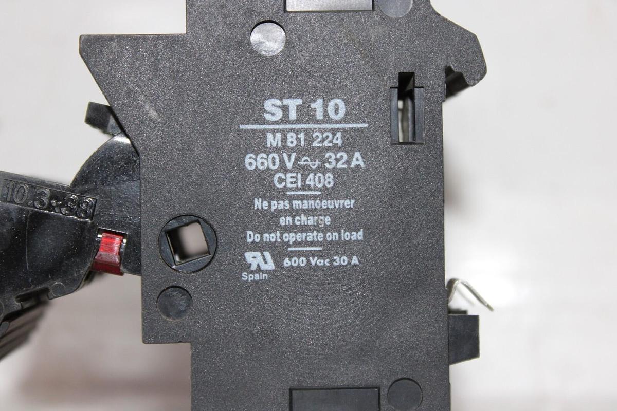 Used FERRAZ FUSE HOLDER ST-10 M-81-224 600 VOLT 30 AMP 3-POLE **WARRANTY INCLUDED**
