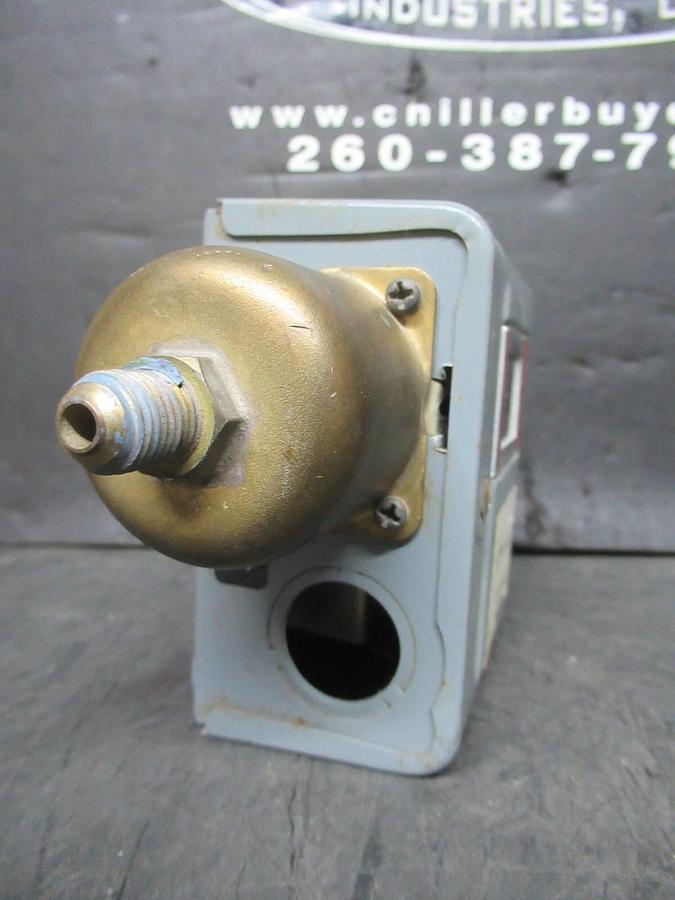 Used PENN DIFFERENTIAL PRESSURE CONTROL HK06CA401 / 274BP10 230 VAC 13.9 AMP