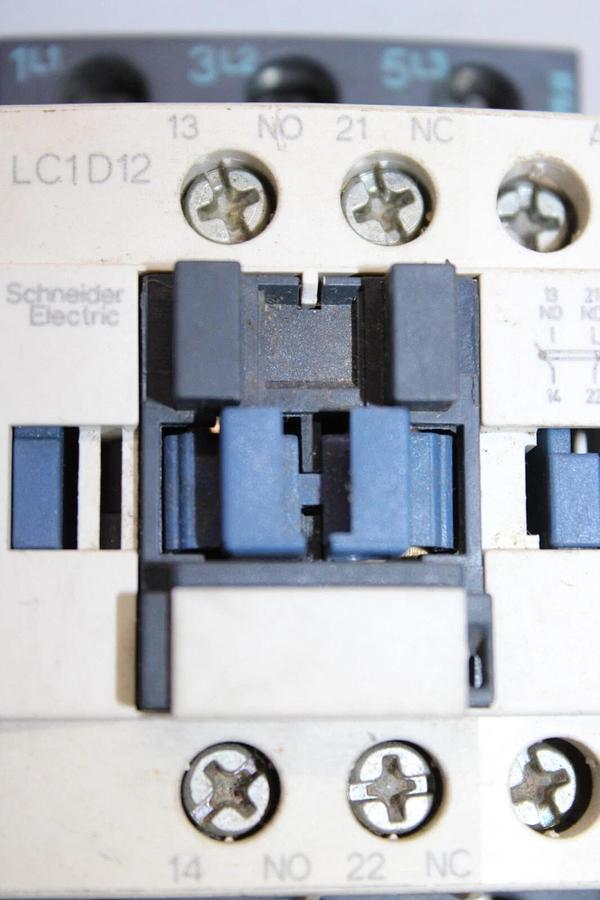 Used SCHNEIDER CONTACTOR LC1D12 25 AMP 600 VAC 3-POLE 3-PHASE 7.5 KW COIL: 24V