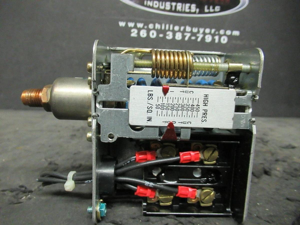 Used JOHNSON CONTROLS PENN P70JA-49 PRESSURE CONTROL VALVE 180 PSIG MAX 025-32952-000