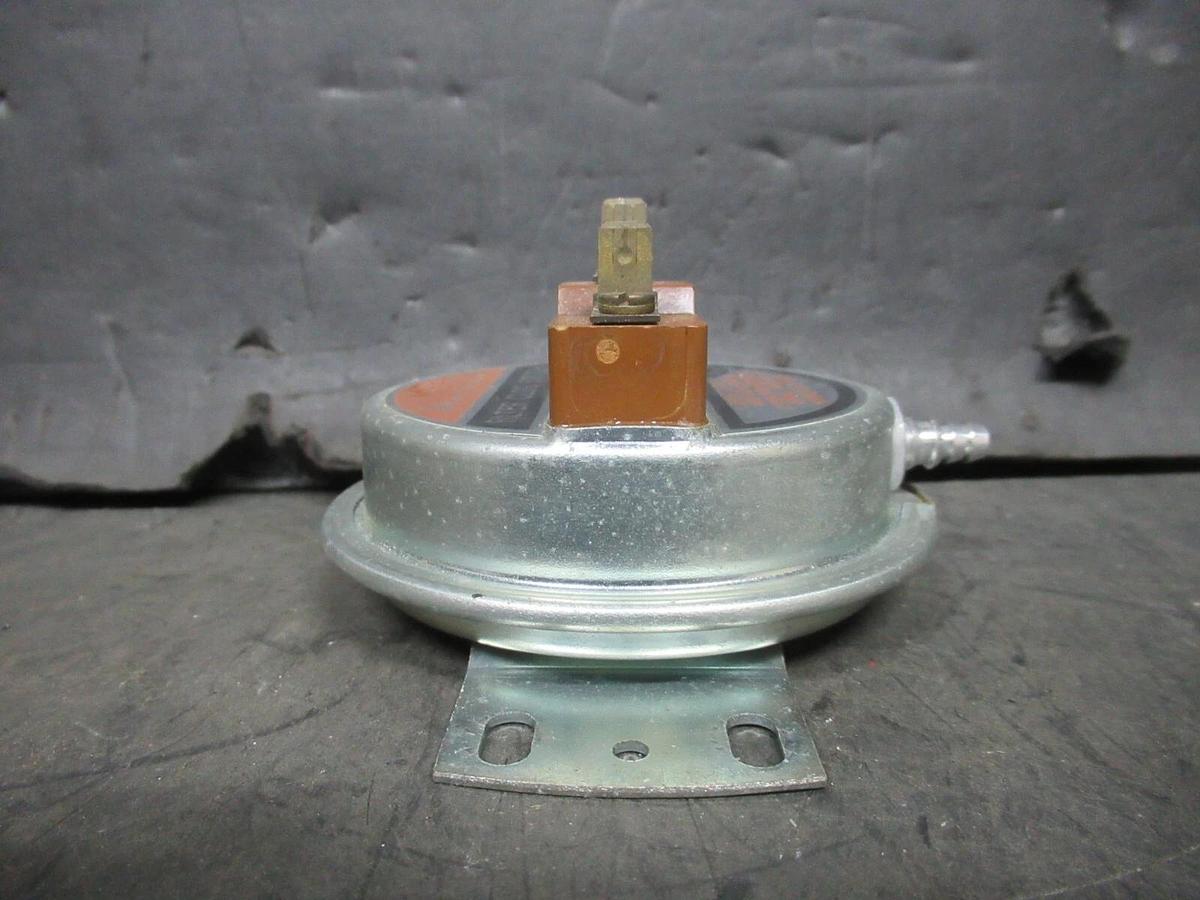 Used LIEBERT FILTER CLOG SWITCH AP4268 277 VAC 300 VA 1/2 PSI AIR PRESSURE ONLY