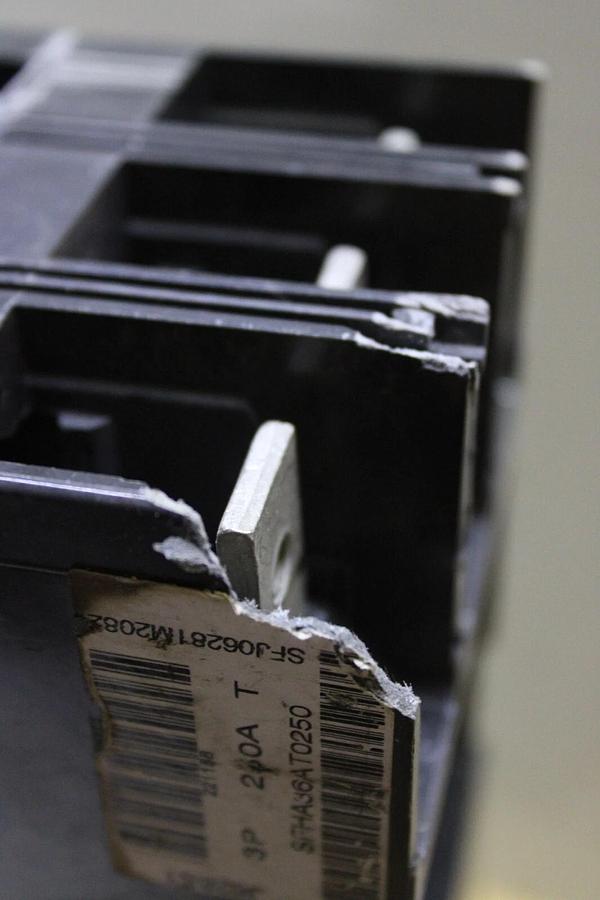 Used GE HI-BREAK CIRCUIT BREAKER SFHA36AT0250 225 AMP TRIP 600 VAC 3-POLE