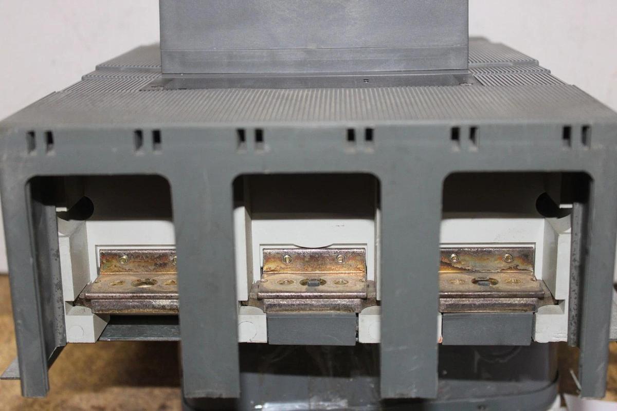 Used ABB CIRCUIT BREAKER SACE S6 S6H 600 AMP 3-POLE 600 VOLT W/ AUX SWITCH