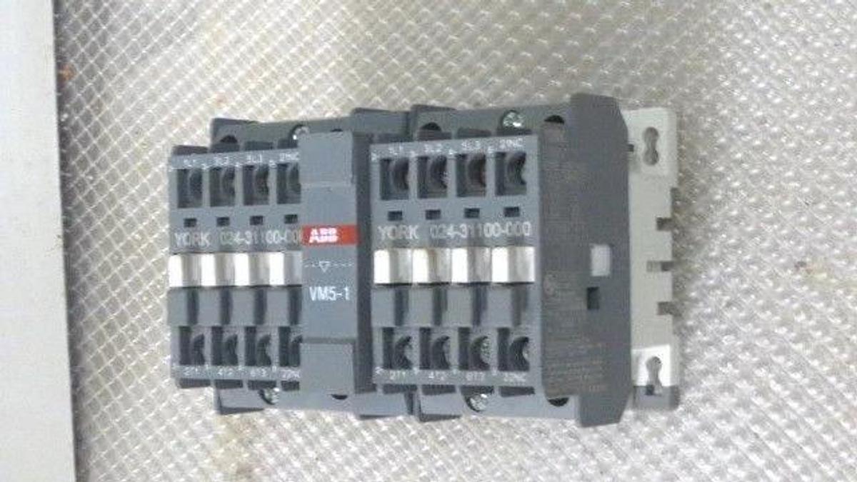 Used YORK REVERSING CONTACTORS 024-31100-000 21 AMP CONTINUOUS W/ VM5-1 INTERLOCK