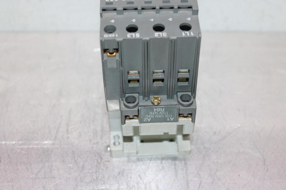 Used YORK CONTACTOR 024-31813-000 600 VAC 60 AMP 40 HP 3-POLE COIL: 110/120V