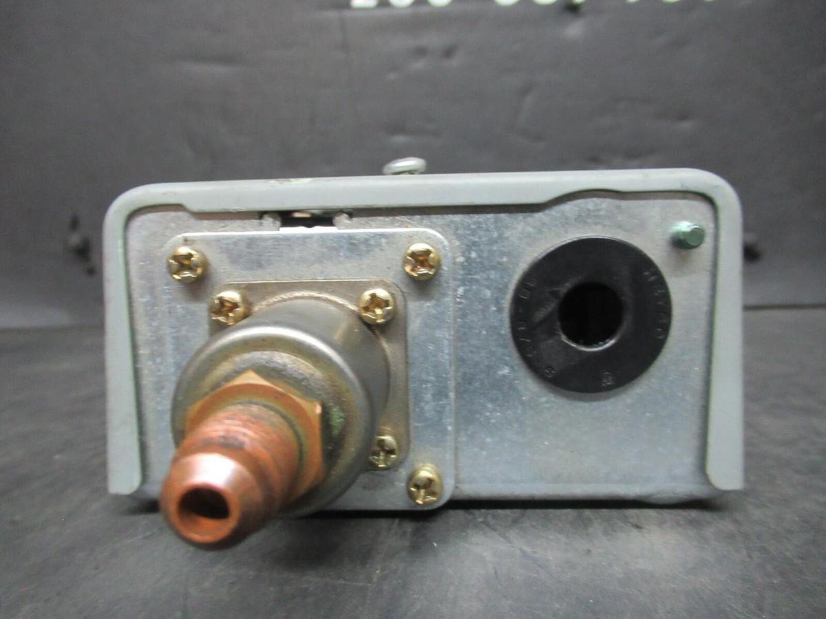 Used JOHNSON CONTROLS PRESSURE CONTROL P70JA-49 600 VAC 16 AMP 50/500 PSIG