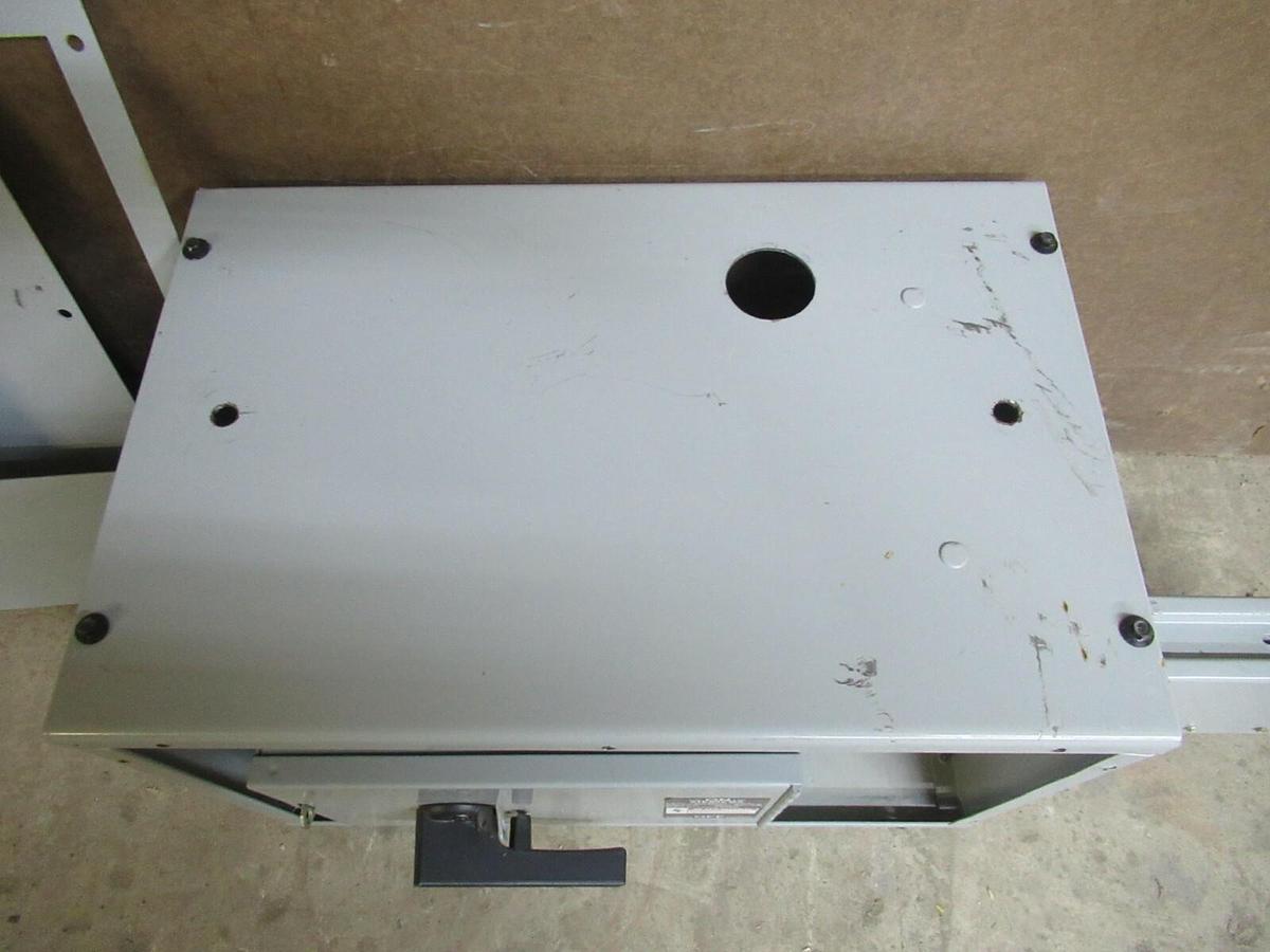 Used SIEMENS 100 AMP 240 V XJ-L BUSWAY TAPBOX W/ VACU-BREAK SWITCH V2E3203 4W XC1004G