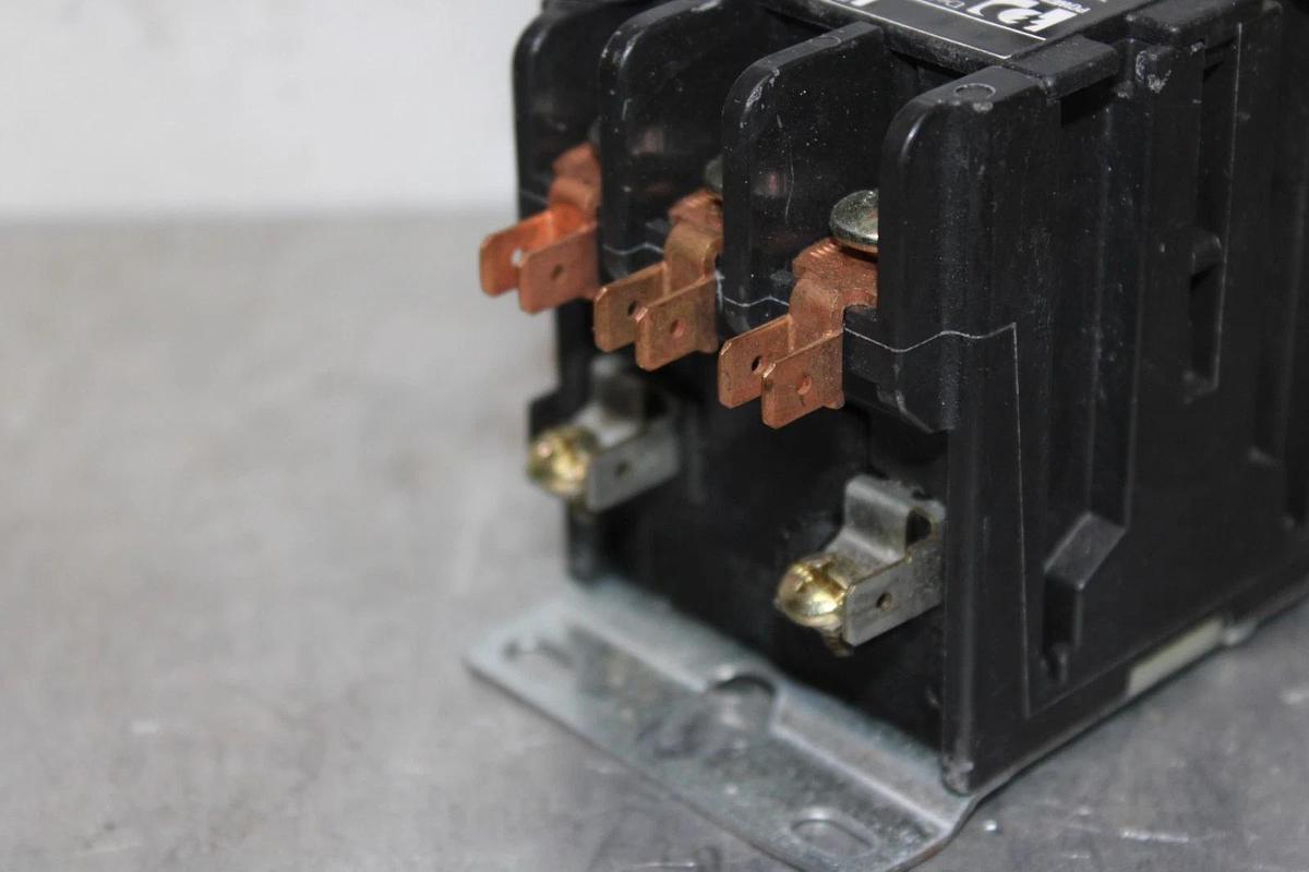 Used HONEYWELL CONTACTOR DP3030B-5002 30 AMP 600 VAC 3-POLE 10 HP COIL: 120 VAC