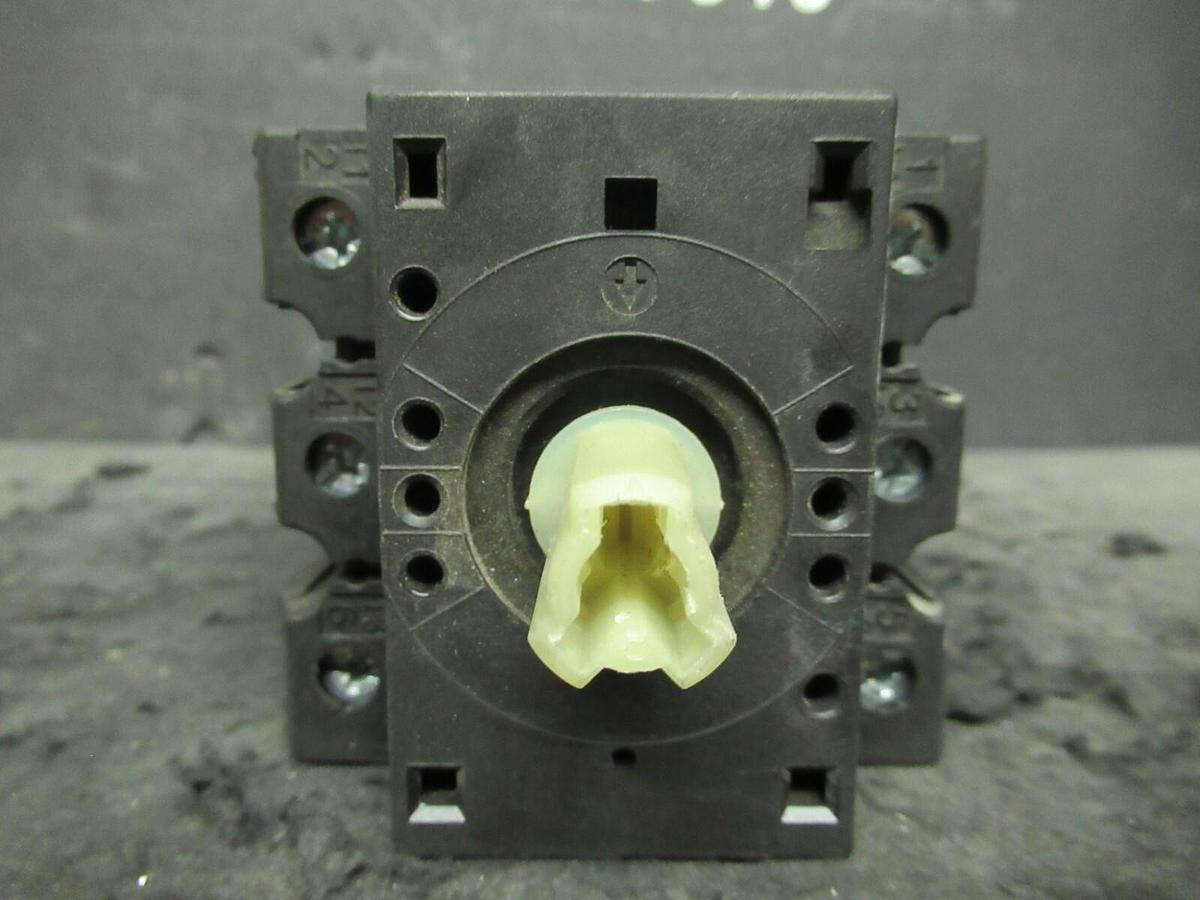 Used KLOCKNER MOELLER 60 AMP TWIST PANEL DISCONNECT SWITCH P3-63 40 HP @ 460 VAC 3 PH