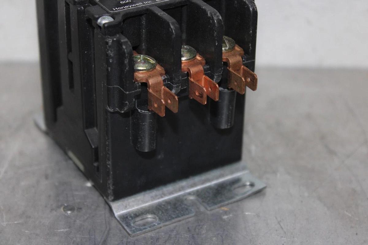 Used HONEYWELL CONTACTOR DP3030B-5002 30 AMP 600 VAC 3-POLE 10 HP COIL: 120 VAC