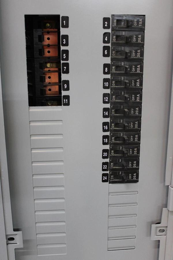 Used GENERAL ELECTRIC SERVICE PANELBOARD AB49B 225 AMP 208Y/120V 3-PHASE NEMA 1