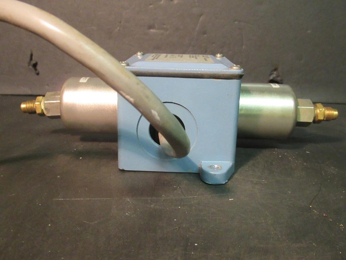 Used UNITED ELECTRIC BRASS PRESSURE SWITCH 40-180 PSI 15 AMP 480 VAC 0-40 PSID