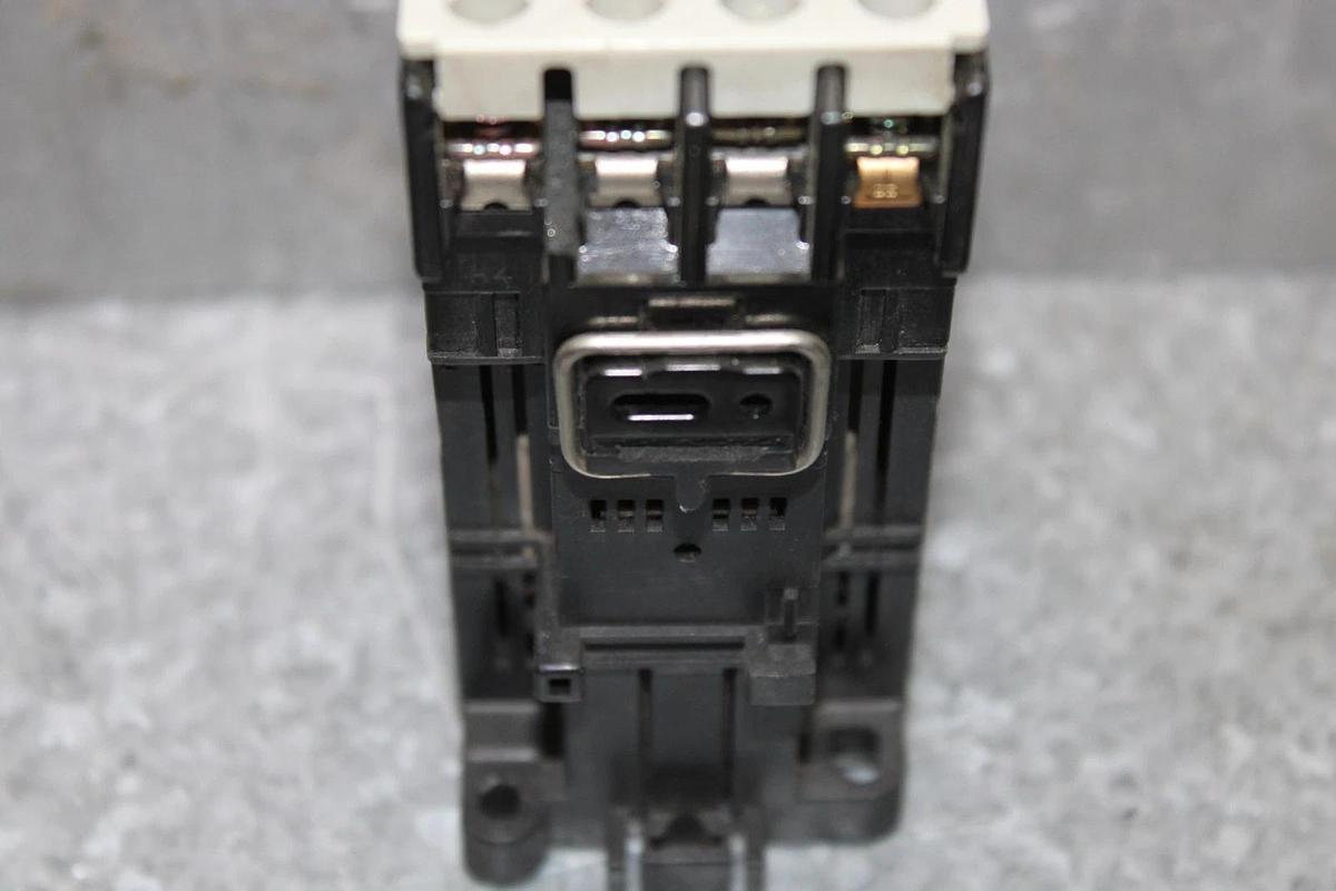 Used FUJI ELECTRIC CONTACTOR SC-03/G SC11AG 600 VOLT 20 AMP 4 kW COIL: 24 VDC