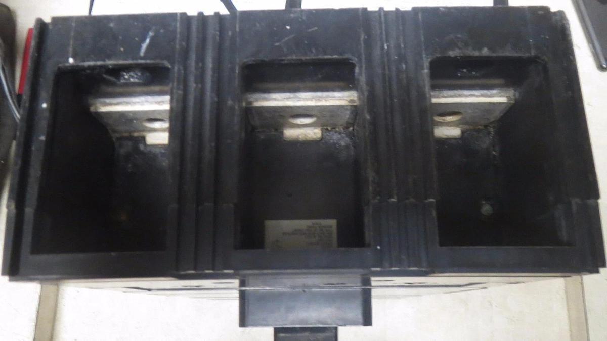 Used CUTLER HAMMER CIRCUIT BREAKER MS360700A 700 AMP 600 VAC 3-POLE W/ SHUNT TRIP