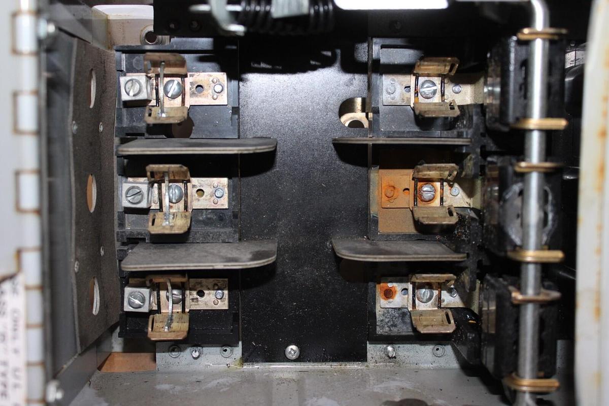 Used ITE FUSIBLE PANELBOARD TANDEM DISCONNECT V7E3622 60 AMP 600 VOLT 3-PHASE
