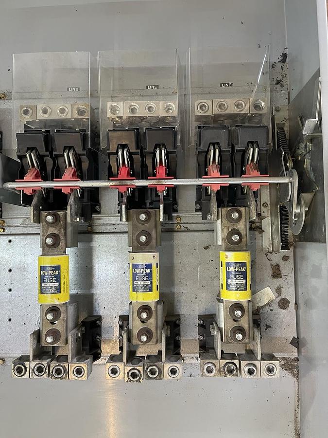 Used SIEMENS FUSIBLE HEAVY DUTY DISCONNECT HF368R 1200 AMP 600 VOLT 3-PHASE NEMA 3R