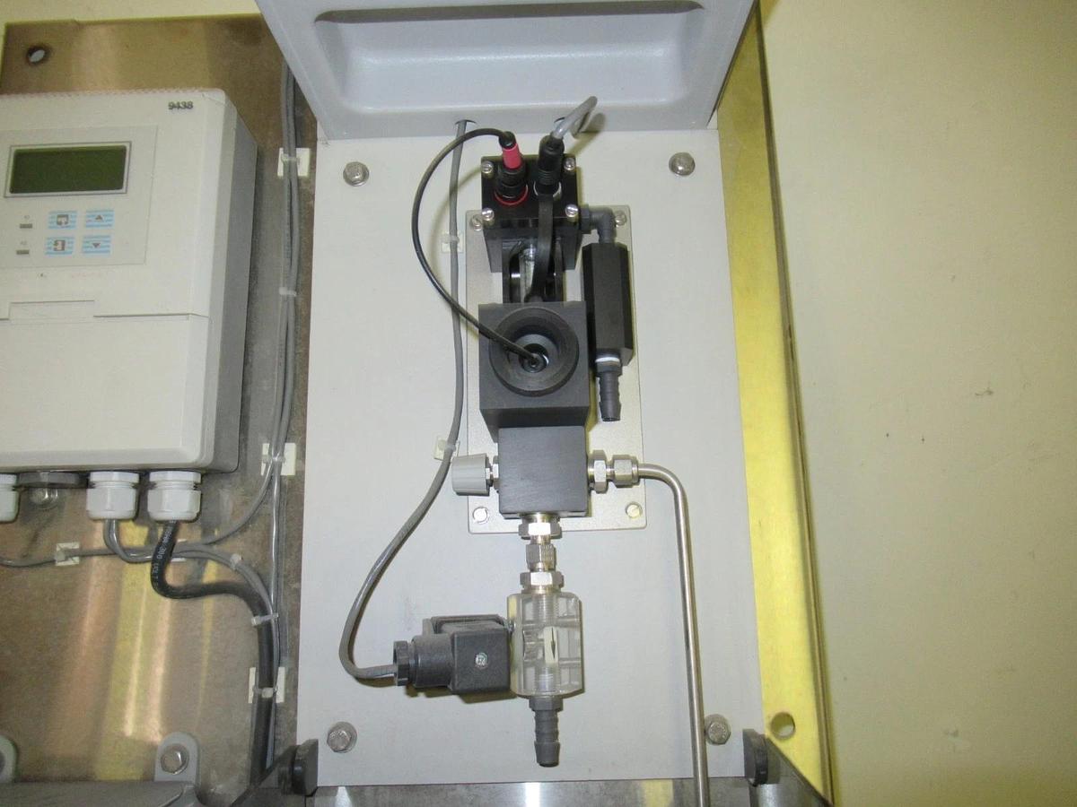 Used ABB INDUSTRIAL DISSOLVED OXYGEN ANALYZER MONITOR 9438 **WARRANTY INCLUDED**