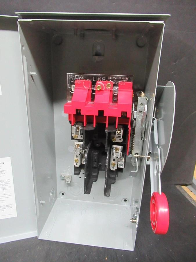 NEW IN BOX EATON HEAVY DUTY SAFETY SWITCH DH221FRK 30 AMP 240 VAC 2-POLE
