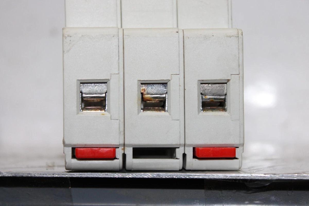 Used LITTELFUSE POWER-SAFE FUSE HOLDER LPSC-ID-CH 3-POLE 600 VOLT 30 AMP CLASS CC