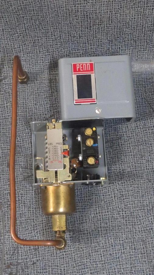 Used JOHNSON CONTROLS PENN P70EA-7 120-240 VAC SUCTION PRESSURE CONTROLLER