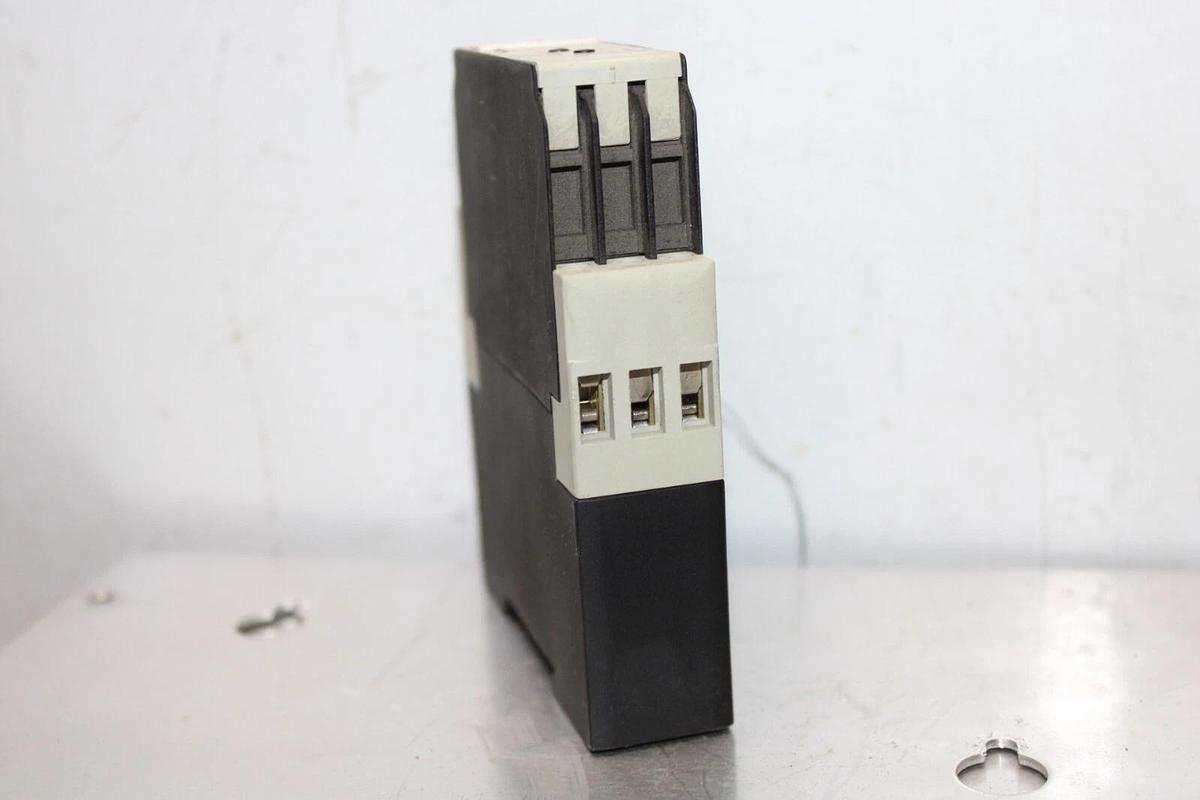 Used TELEMECANIQUE TIME DELAY RELAY RE4-TL11BU 0.05 SEC TO 300 HOUR 240 VAC 1.5 AMP