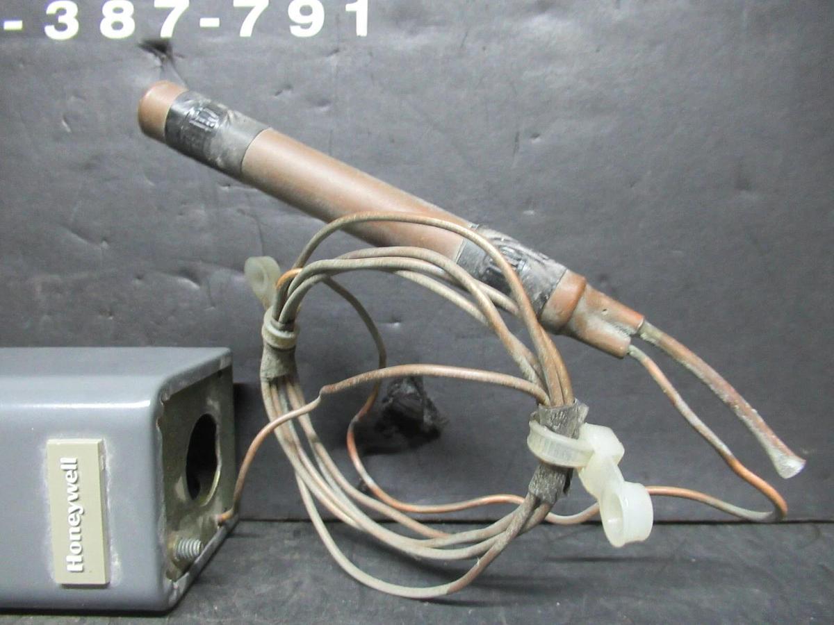 Used JOHNSON CONTROLS INDUSTRIAL THERMOSTAT T675A1003 W/ REMOTE INSERTATION BULB