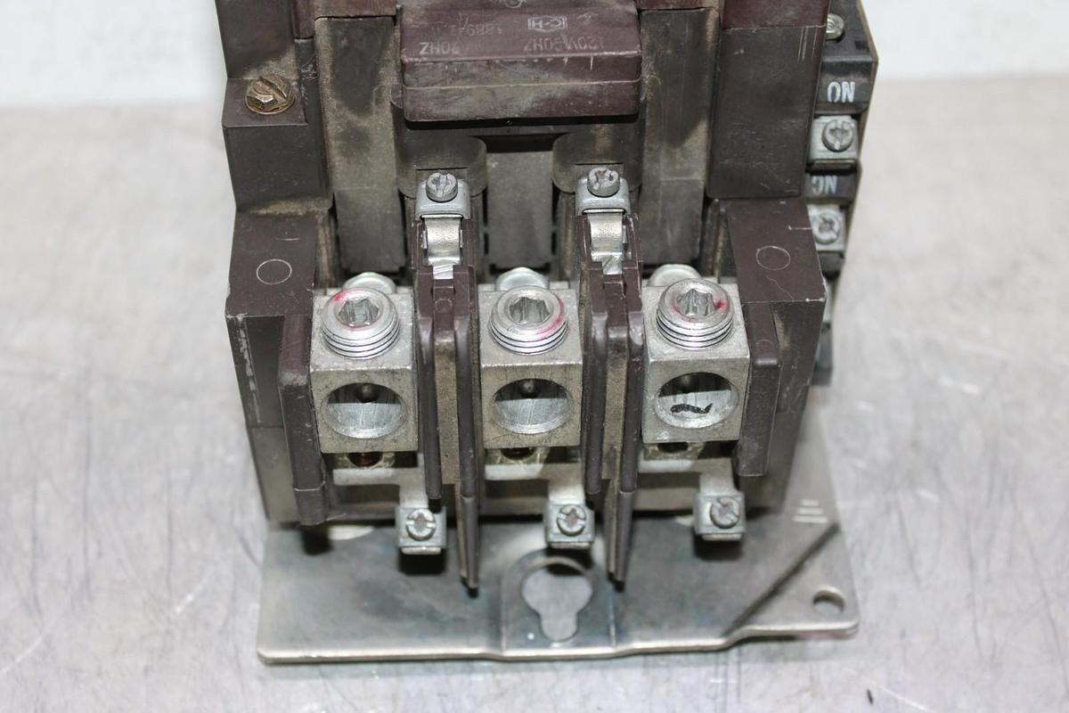 Used CUTLER-HAMMER CONTACTOR C10EN3 NEMA SIZE 3 90 AMP 600 VAC 3-POLE COIL: 120 V